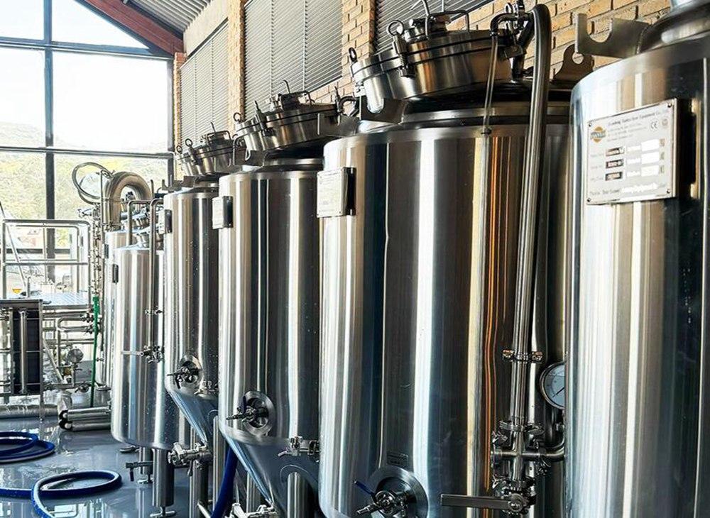 achat d'équipement pour la bière, brassage de bière de haute qualité, fermenteurs, bouilloires, cuves de stockage, brasseries, brasseurs domestiques, systèmes de brassage, processus de brassage, équipement de brassage, exigences en matière de nettoyage et d'entretien, cuves de brassage en acier inoxydable,